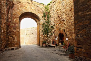 Küçük bir taşra kasabasının güzel İtalyan caddesi