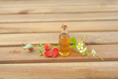 Bir tabloda bir güzel cam kavanoza yabani çilek özü