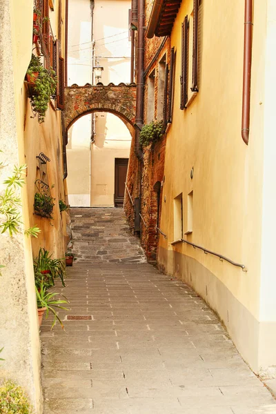 Krásná Italská Ulice Malého Starého Provinčního Města — Stock fotografie