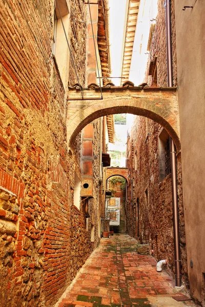 Bela Rua Italiana Uma Pequena Cidade Provinciana Velha — Fotografia de Stock