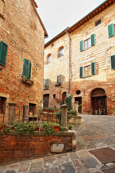 Όμορφη Ιταλική Δρόμο Από Μια Μικρή Παλιά Επαρχιακή Πόλη — Φωτογραφία Αρχείου