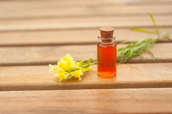 Aceite Esencial Antirrrinio Una Hermosa Botella Sobre Mesa — Foto de Stock