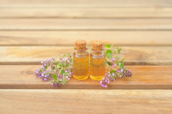 Aceite Esencial Tomillo Una Hermosa Botella Sobre Mesa — Foto de Stock