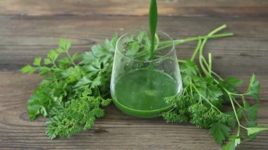 Tahta kahverengi masada yeşil otlu smoothie.