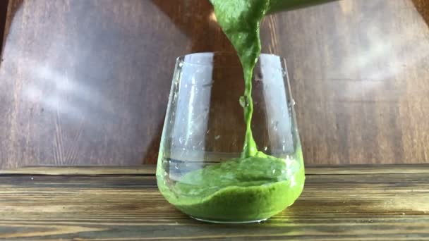 Groene Kruid Smoothie Houten Bruine Tafel — Stockvideo