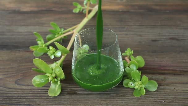 Grüner Kräuter Smoothie Auf Braunem Holztisch — Stockvideo