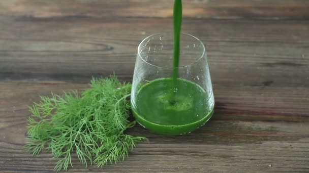 Grüner Kräuter Smoothie Auf Braunem Holztisch — Stockvideo