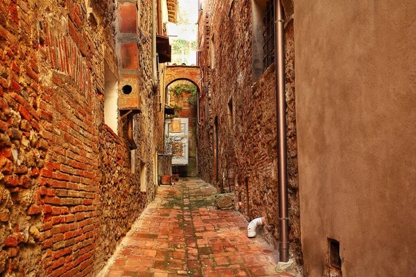 Bela Rua Italiana Uma Pequena Cidade Provinciana Velha — Fotografia de Stock