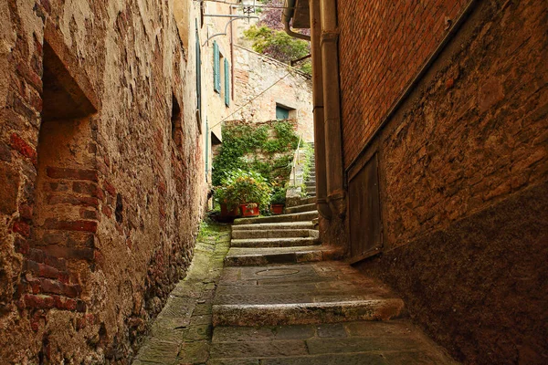 小さな古い地方の町の美しいイタリアの通り — ストック写真