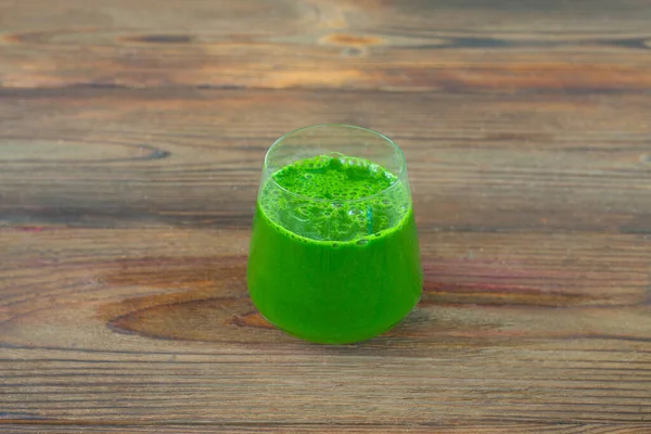 Πράσινο Smoothie Βότανο Ένα Ξύλινο Καφέ Τραπέζι — Φωτογραφία Αρχείου