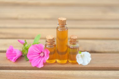 Ahşap arka planda güzel bir şişede mallow yağı.