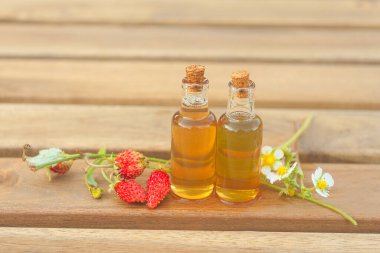 Bir tabloda bir güzel cam kavanoza yabani çilek özü