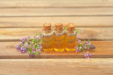 kekik esans güzel bir şişe masanın üzerinde