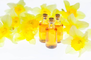 Güzel bir cam kavanozda, masanın üzerindeki çiçeklerin özü.