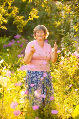 Yataklar yazlık ve bitkiler kazma kadın