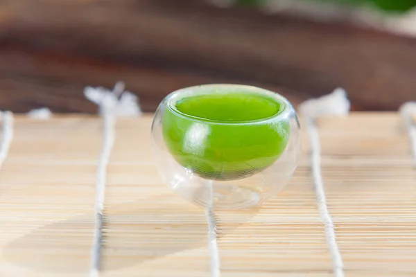 Matcha Zöld Tea Kristály Poharak Asztalon Emberek Nélkül — Stock Fotó