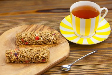 Tahta bir arka planda çilekli çıtır ekmek.