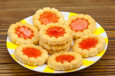 Ahşap bir tabakta lezzetli taze kurabiyeler.