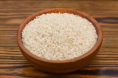 Çiğ pirinç tavada pilav için inliyor.