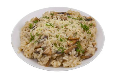 Beyaz arka planda beyaz bir tabakta leziz bir risotto.