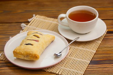 Tabağında tabağı olan lezzetli çıtır çörekler.