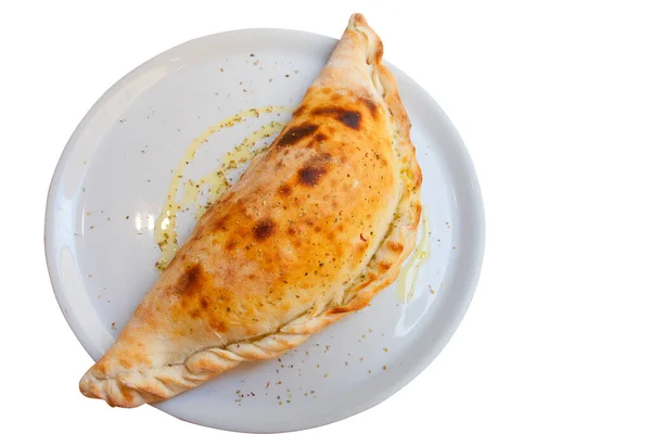 Гаряча Свіжа Піца Кальцоне Тарілці Білому Тлі — стокове фото