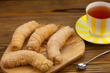 Ahşap bir tabakta lezzetli taze kurabiyeler.