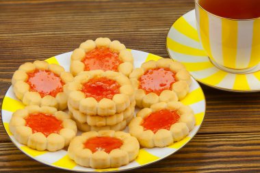 Ahşap bir tabakta lezzetli taze kurabiyeler.