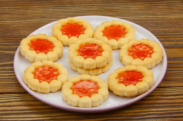 Ahşap bir tabakta lezzetli taze kurabiyeler.