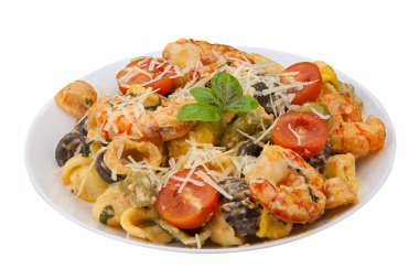 Tabağında karides olan lezzetli bir spagetti.