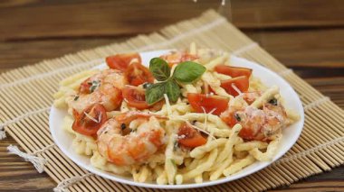 Tabağında karides olan lezzetli spagetti makarnası.