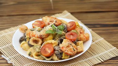 Tabağında karides olan lezzetli spagetti makarnası.