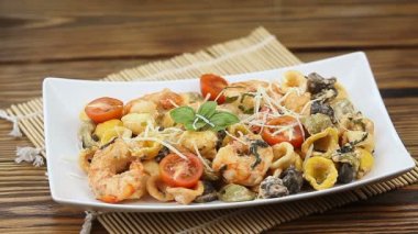 Tabağında karides olan lezzetli spagetti makarnası.