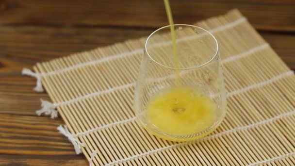 Вкусный Свежевыжатый Мандариновый Сок Прозрачном Стакане — стоковое видео