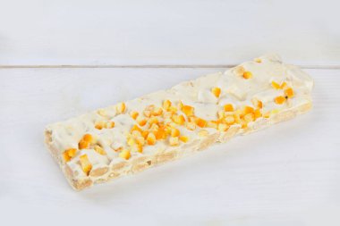 Beyaz arkaplanda lezzetli bir turon tabağı.