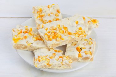 Beyaz arkaplanda lezzetli bir turon tabağı.