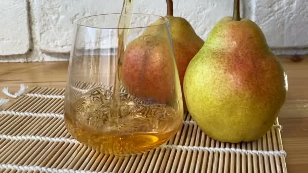 透明玻璃杯中鲜美的梨汁 — 图库视频影像