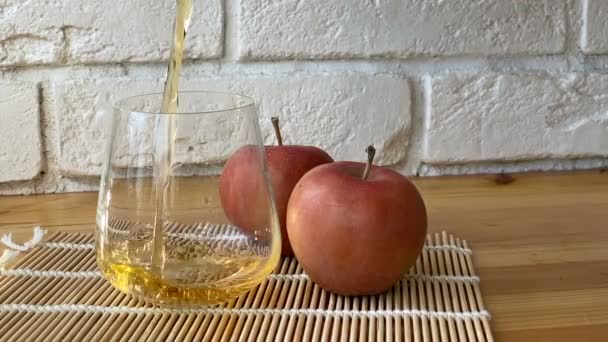 Вкусный Свежий Яблочный Сок Прозрачном Стакане — стоковое видео