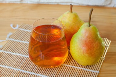 Şeffaf bardakta taze sıkılmış armut suyu.