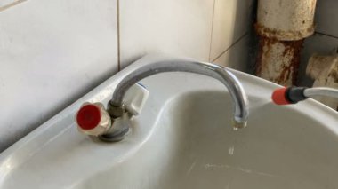 Takım elbiseli bir çalışan enfeksiyon odasını spreyliyor