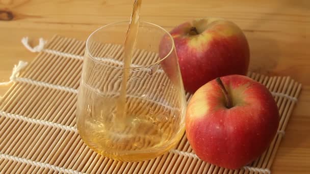 Läcker Färskpressad Äppeljuice Genomskinligt Glas — Stockvideo