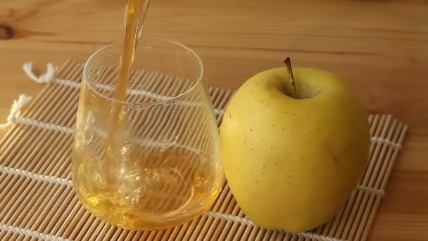 在透明的玻璃杯中 鲜味鲜榨苹果汁 — 图库视频影像
