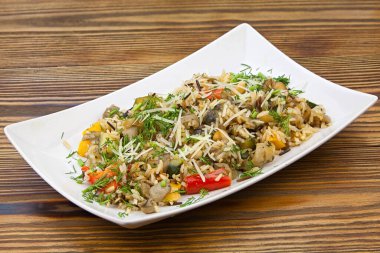 Ahşap bir zeminde pirinç ile pişirilmiş sebzeler.