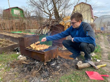 Izgarada nefis iştah açıcı barbekü şişleri hazırlamak için.