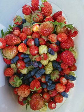 Bulanık arka planda olgun kırmızı çilekler.