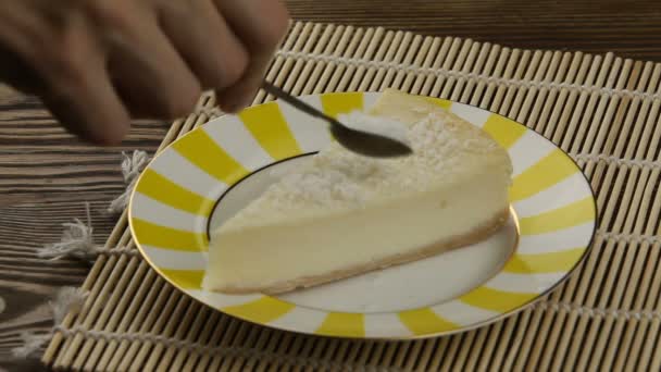 プレートにココナッツ入りのおいしいチーズケーキ — ストック動画
