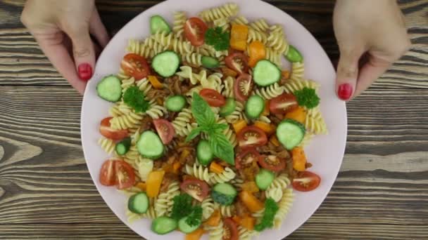 Вкусные Спагетти Овощами Тарелке — стоковое видео