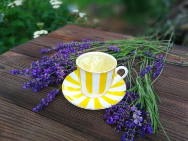 Lezzetli yeşil çay Masadaki güzel cam kasede