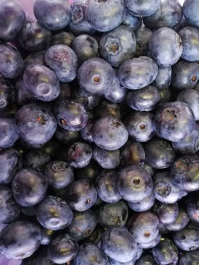 Beyaz arka planda beyaz bir arka planda yaban mersini