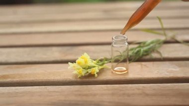 Antirrhinum esaslı yağı masada güzel bir şişede.